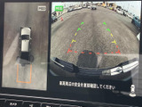 車両周辺を複数の視点で確認できるモニターを装備。ガイド表示を参考にできるため、駐車時や狭い場所での切り返しなど、周囲の状況を把握したい場面で役立ちます。