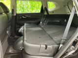 後席を倒した状態では、荷室側まで続く広いスペースが生まれます。長尺の荷物を載せたい場面にも活用しやすく、用途に合わせて車内空間を使い分けられます。