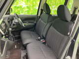 前席は座面と背もたれに落ち着いた色合いを採用し、車内全体も見渡しやすい配置です。窓からの視界も広く、運転席・助手席ともに日常の移動を快適に過ごせます。