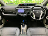 前席からの視界は前方へ広がり、運転席と助手席の間もすっきりまとまっています。シートは身体を預けやすい形状で、落ち着いた色合いの室内は、日々の移動でも心地よく過ごせる空間です。