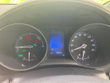 速度や各種車両情報を前方のメーターで確認でき、運転に必要な情報を把握しやすい配置です。表示がまとまり、日々の運転をサポートします。