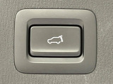 【パワーバックドア】スマートキーや運転席のボタンを押すだけでリアゲートが自動で開閉します!荷物を持っている時や、高い位置にあるバックドアを閉める際に便利な機能です♪