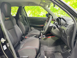 前席まわりは運転席と助手席が並び、赤いステッチが車内のアクセントに。ドアを開けた際にシートや足元の様子を確認しやすく、乗り降りの場面でも使い勝手をイメージできます。