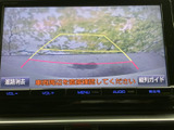 後方の様子を画面で確認でき、ガイド線も表示されるため、駐車時の位置合わせをサポートします。周囲を直接確認しながら、車庫入れや狭い場所での後退に活用できます。