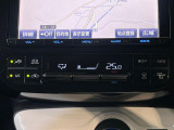 【オートエアコン】一度お好みの温度に設定すれば、車内の温度を検知し風量や温度を自動で調整。暑い&hellip;寒い&hellip;と何度もスイッチ操作をする必要はありません。快適な車内空間には必須の機能ですね♪