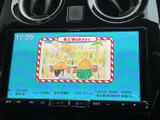 停車中にテレビ番組を楽しめる画面を備え、休憩時間の過ごし方が広がります。色鮮やかな表示で映像を確認でき、車内でひと息つきたい場面にも便利。視聴は停車中にお楽しみください。