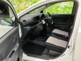 明るい色をあしらった前席と、見渡しやすいダッシュボードが広がる運転席まわりです。助手席側も足元にゆとりがあり、すっきりした室内で日常の移動を快適にお過ごしいただけます。