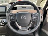 手元に複数のスイッチを備え、運転姿勢を保ちながら各種操作を行いやすい仕様です。表示やボタンの配置を確認しやすく、日常の運転を快適にサポートします。