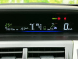速度やシフト位置、燃料残量などの情報が一か所に表示され、運転に必要な確認をまとめて行えます。表示が整理されていて見やすく、走行中も必要な情報を把握しやすいメーターまわりです。