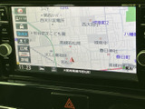 地図画面には周辺の道路や施設名が表示され、現在地や目的地を確認しながらお出かけの計画を立てられます。画面上の案内も見やすく、慣れない場所への移動にも役立つ装備です。
