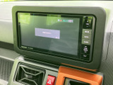 テレビのチャンネル情報が表示される画面を備え、停車中に映像やテレビ番組を視聴できます。お出かけ先での待ち時間など、車内で過ごすひとときに活用できる装備です。