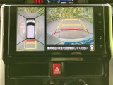 車両周辺を上から見た映像と後方のガイド線を表示し、駐車時の周囲確認をサポートします。画面上で位置関係を把握しやすく、狭い場所での駐車や切り返しにも役立つ装備です。