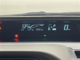 【メーターまわり】ドライバーから見やすい位置にあって安全運転に寄与します。メーターも見やすくてシンプルなデザインになっております。