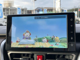 画面が見やすい位置に備わり、停車中にテレビ番組や映像を楽しめます。タッチ操作部もまとまっていて扱いやすく、お出かけ先での休憩時間や待ち時間を快適に過ごすのに役立ちます。