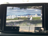 画面にはテレビ番組が表示され、停車中に映像やテレビを視聴できます。大きく見やすい画面で、休憩や待ち時間にも活用しやすい装備です。ご利用の際は周囲の安全にご配慮ください。