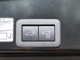 【パワーバックドア】スマートキーや運転席のボタンを押すだけでリアゲートが自動で開閉します!荷物を持っている時や、高い位置にあるバックドアを閉める際に便利な機能です♪