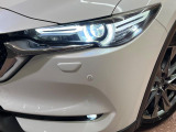 【LEDヘッドライト】悪天候や夜間走行時も良好な視界を確保し安心して運転できる高輝度LEDヘッドライトを装備!点灯速度が早く、消費電力も抑えられています。