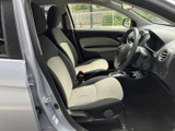 明るい色を取り入れたシートが、運転席まわりに開放感を添えています。前方や左右の視界も確保しやすく、乗り降りの際にも座席まわりを使いやすい印象です。