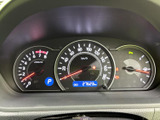速度計やエンジン回転計、燃料計などがまとまっており、運転に必要な情報をひと目で確認できます。中央の表示部も見やすく、走行中の状況把握を助けます。
