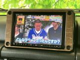 テレビ映像を表示できる画面を備えており、停車中の休憩時間などに映像を楽しめます。操作メニューも画面下部に並び、必要な項目を確認しながら使いやすい構成です。