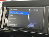 FM/AMやBluetooth Audio、iPodなど複数の音源を画面から選べる仕様です。聴きたい音楽に合わせて切り替えられ、通勤や長距離の移動も車内で快適に過ごせます。