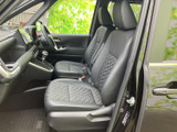 前席は体を支える形状のシートで、乗車中も落ち着いて過ごせる空間です。運転席から前方への視界が広がり、助手席側にもゆとりを確保。毎日の移動を快適に楽しみたい方にうれしい室内です。