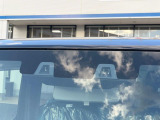【スズキ セーフティサポート】走行中に前方の車両等を認識し、衝突しそうな時は警報とブレーキで衝突回避と被害軽減をアシスト。より安全にドライブをお楽しみいただけます。