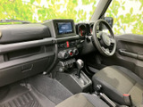 運転席から助手席まで見渡せる開放的な前席空間。シートや足元がすっきりとまとまり、落ち着いた雰囲気の中で過ごせる室内です。