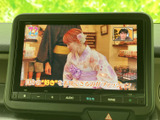 画面でテレビ番組を視聴でき、目的地に着いた後の待ち時間など、停車中の車内で過ごす時間を楽しめます。画面が大きく番組内容を確認しやすいのも便利なポイントです。
