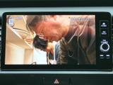 画面に映像を表示できるため、停車中のひとときにテレビ番組などを楽しめます。画面脇にはホームや戻るなどのボタンが並び、表示切り替えの操作も目で追いやすい配置です。