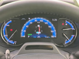 速度や燃料残量などの情報がまとまって表示され、運転中にも必要な内容を確認しやすい配置です。中央には車両の状態表示もあり、視線を大きく移さずチェックできます。