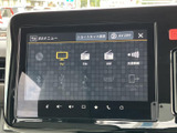 テレビやFM・AMラジオなど、選べる音源が一覧で表示されるメニュー画面です。使いたい項目を見つけやすく、タッチ操作で切り替えられるため、普段使いにも便利にお使いいただけます。