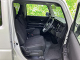 運転席と助手席の間にゆとりが感じられ、乗り降りしやすい開口部も魅力です。座面や足元の広さが確認でき、前席で過ごす日常のイメージがふくらみます。