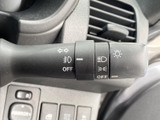 レバーには各種の表示が記され、機能を目で確認しやすい仕様です。運転席から手元で扱える位置にあり、日常の運転時に必要な操作へ迷わずアクセスできます。