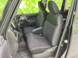 前席は座面と背もたれに厚みがあり、ゆったりと腰掛けられる印象です。運転席から助手席まで見渡しやすく、乗り降りもしやすい開口部で、毎日の移動を快適に支えます。