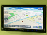 地図を大きく表示でき、現在地周辺の道路や施設を確認しやすい画面です。目的地設定や表示切替も手元で行え、日々のお出かけをサポートします。