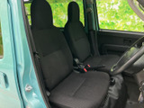 運転席と助手席が並ぶ前席は、落ち着いた色合いで統一されています。窓から外の様子を確認しやすく、乗り降りの際も広い開口部からスムーズに乗車いただけます。
