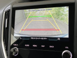 周囲の映像とガイドラインを表示する画面を備え、駐車時の位置確認に便利です。進行方向の目安を確認しやすく、車庫入れや切り返しの際にも活用できます。