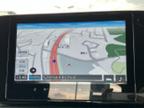 道路や周辺施設が画面上に表示され、現在地と進行方向を地図で確認できます。縮尺やメニューも画面内で把握しやすく、初めての場所へ向かう際のルート確認にも役立ちます。