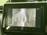 テレビ映像を表示できる画面を備えており、停車中の待ち時間などに映像を楽しめます。見やすい位置にまとまった画面で、車内で過ごす時間を有効に使えます。