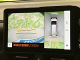 後方映像に加えて車両周囲の表示も確認でき、駐車時の周囲確認をサポートします。画面上のガイド表示を目安にできるため、狭い場所での駐車や切り返しにも便利です。