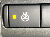 【ステアリングヒーター】冬場に冷たくなりやすい革巻きステアリングを、スイッチ一つで素早く適温に!エアコンよりも早く温まってくれるので、寒い日の運転も快適になりますね♪