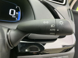 レバーには方向指示や灯火に関する表示があり、運転席から見て操作内容を把握しやすい配置です。走行中も手元で確認でき、日常の運転を支えます。
