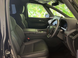 前席はゆったりとしたシートと、運転席から見渡しやすい視界が魅力です。落ち着いた色合いの室内で、日々の移動も心地よくお過ごしいただけます。