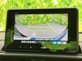 後方の映像とガイドラインを画面で確認でき、駐車時に車両周辺を把握する目安になります。切り返しや駐車枠への進入など、日常の駐車をサポートします。