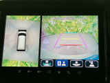 車両周辺の映像とガイド線をモニターで確認でき、駐車時の周囲確認をサポートします。俯瞰表示も選べる画面構成で、切り返しや位置合わせの目安として活用できます。