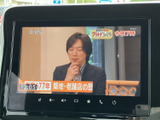 テレビ番組を画面いっぱいに表示でき、停車中の休憩時間などに映像を楽しめます。画面上には番組情報も表示され、車内でくつろぐひとときを彩る装備として活用いただけます。