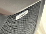 【BOSEサウンドシステム】メーカーオプションの高品位サウンドシステムを搭載。専用のチューニングが施された大小様々なスピーカーから良質なサウンドが奏でられ、臨場感あふれる音響空間を演出します。