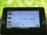 画面には地図が表示され、道路や周辺施設を確認しながら目的地へ向かえます。画面の左右に操作ボタンがまとまっているため、必要な機能を探しやすく、日々のお出かけをサポートします。