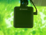 フロントガラス付近に設置された小型の機器で、ボタンを備えた本体と接続コードが確認できます。車内の装備として備わり、日常の運転をサポートする機器をお探しの方にも注目のポイントです。